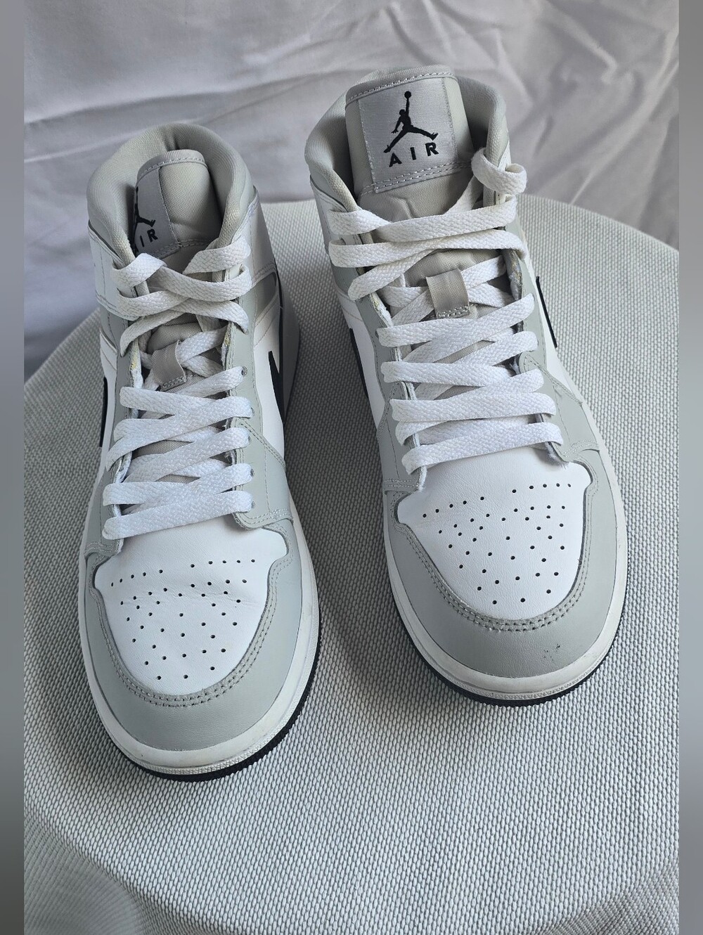 Nike Air Jordan 1 Mid Light Smoke Grey Women’s US 9 Sneakers.